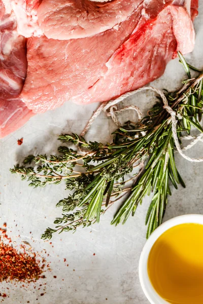 Carne cruda con romero —  Fotos de Stock