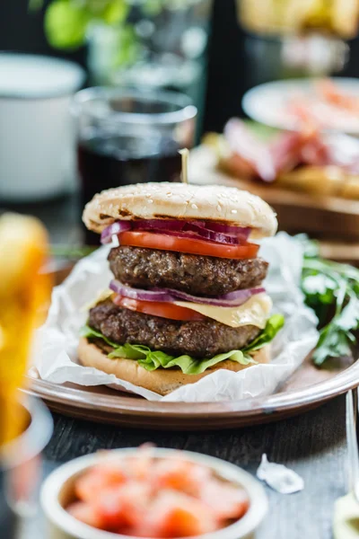 Sığır eti lezzetli burger — Stok fotoğraf