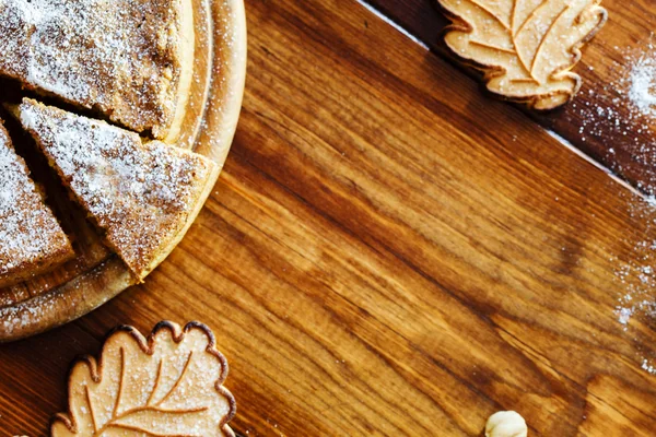 Pastel de otoño y galletas — Foto de Stock