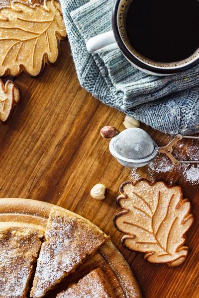 Осенний торт на столе — стоковое фото