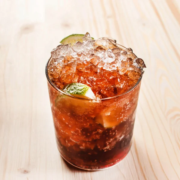 Cocktail con ghiaccio e lime — Foto Stock