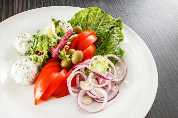 Ensalada con verduras y queso — Foto de Stock