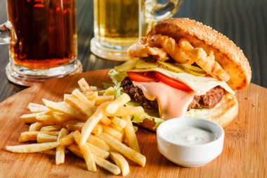 Patates kızartmalı hamburger.