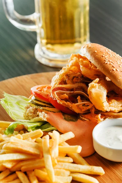 Hamburguesa con papas fritas — Foto de Stock