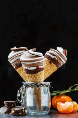 Çikolatalı dondurma koniler