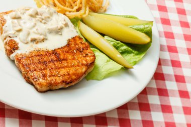 Biftek soslu sebze ile