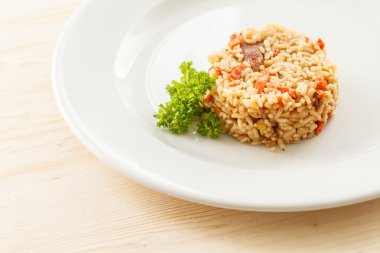 Kızarmış pilav otlar ile