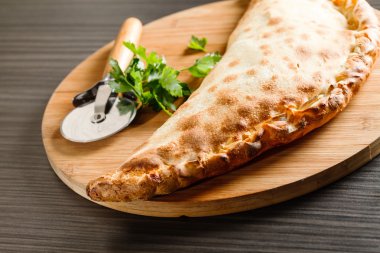 Calzone pizza ve bıçak