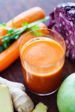 Sağlıklı havuç güler yüzlü