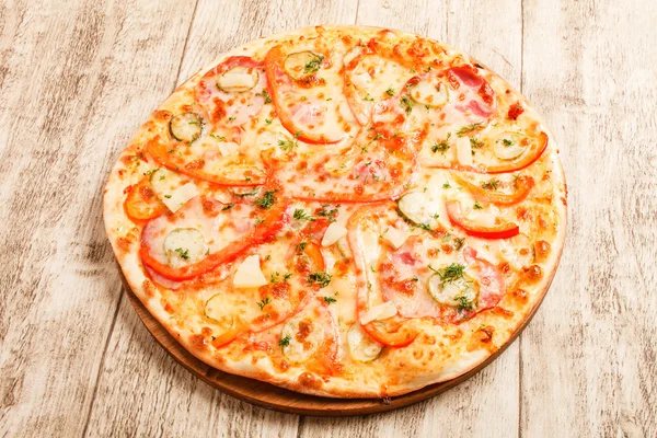 Pizza saporita con mozzarella — Foto Stock