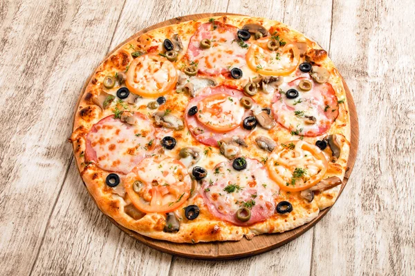 Pizza savoureuse avec mozzarella — Photo