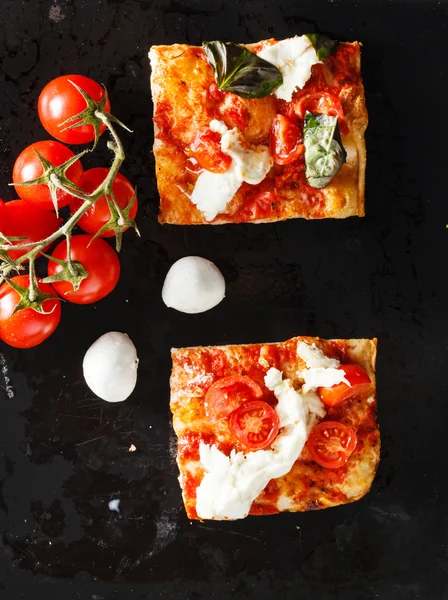 Italienische Pizza mit Tomaten — Stockfoto