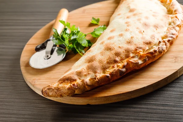 Pizza y cuchillo Calzone — Foto de Stock