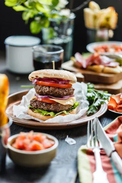 Grote smakelijke Hamburger — Stockfoto