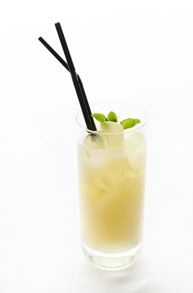 Cocktail estivo con cannucce — Foto Stock