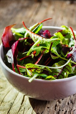 Kase taze salata yaprakları