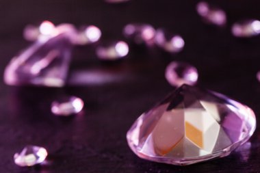 Mor ışık ile farklı elmas