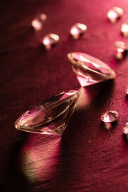 Kırmızı ışık ile farklı elmas