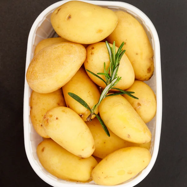 Färsk potatis med rosmarin — Stockfoto