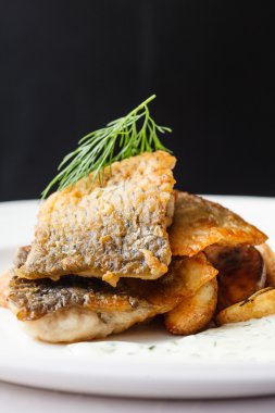 kızarmış balık patates ile