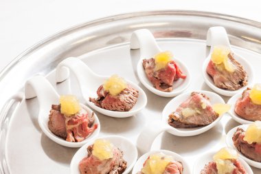 Etli meze kaşık tepsi içinde