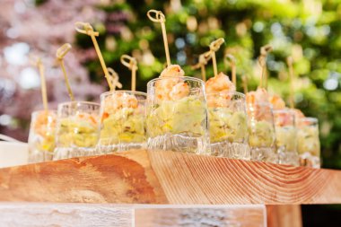 Masada bardaklarda gıda catering