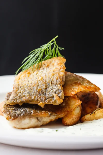 kızarmış balık patates ile