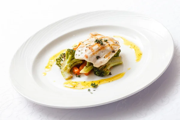 Fish with vegetables and broccoli — Stock Photo, Image