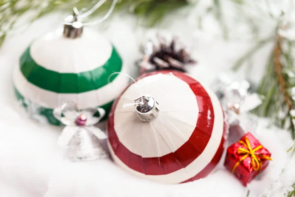 Bolas de Natal com neve — Fotografia de Stock