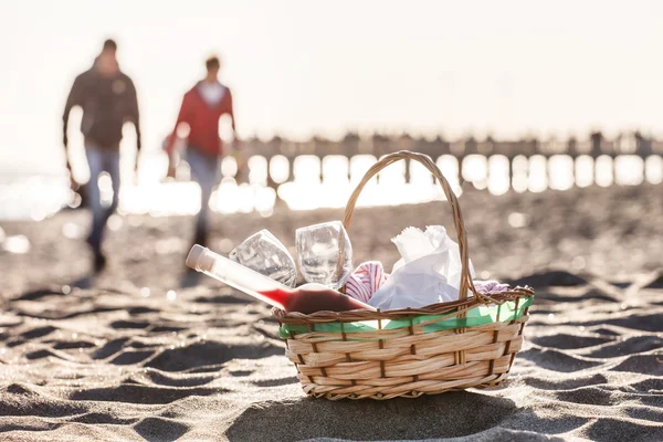 Picnic basket on beach — Stock Photo, Image