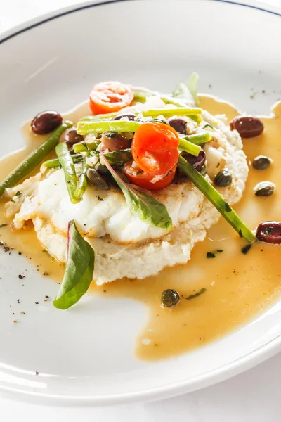 Fisch mit Blumenkohl-Püree — Stockfoto