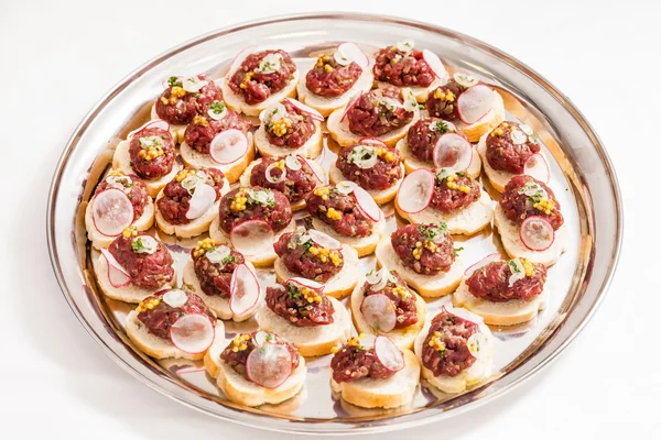 Canapés avec viande sur plateau — Photo