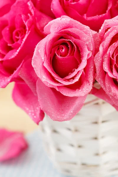 Pink roses in the basket — Stock Photo, Image