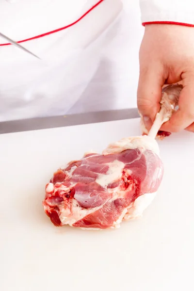 Chef no trabalho preparando carne — Fotografia de Stock