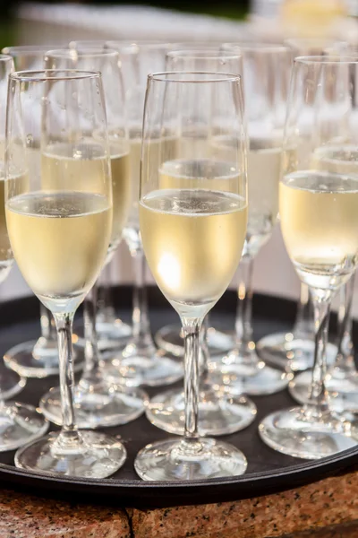 Copos de champanhe na mesa — Fotografia de Stock