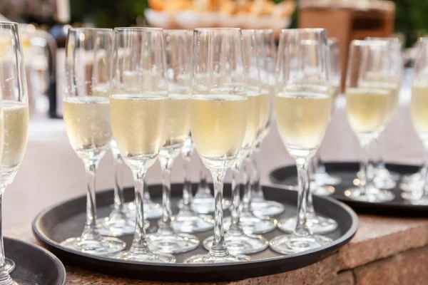 Verres de champagne sur la table — Photo