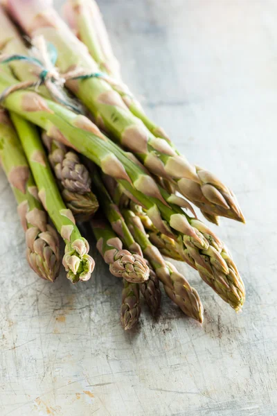 Mazzo di asparagi freschi — Foto Stock