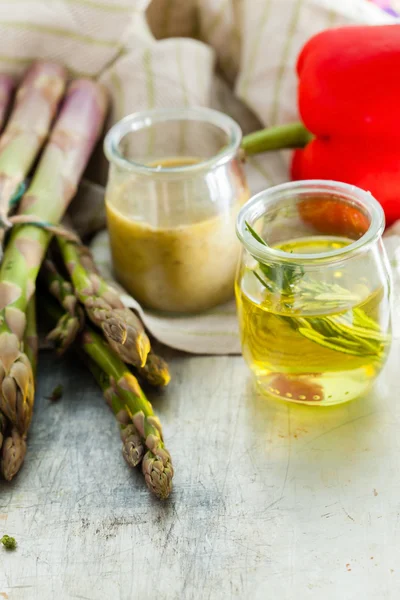 Grüner Spargel mit Dressing — Stockfoto