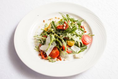 plaka üzerinde Roka Salatası