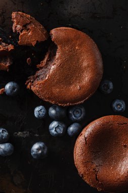 Yaban mersinli çikolatalı pasta