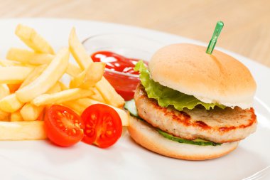 Patates kızartmalı hamburger.