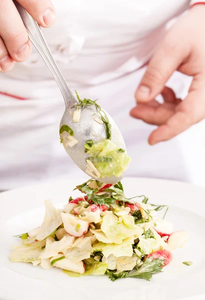 Chef haciendo ensalada —  Fotos de Stock