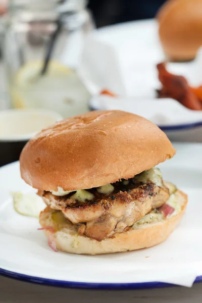 Taze tavuk burger — Stok fotoğraf