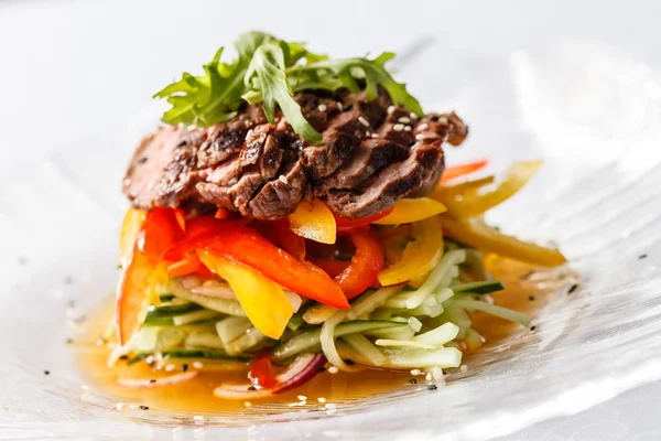 Čerstvý steak se zeleninou — Stock fotografie