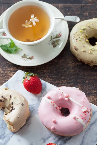Doce donuts e morango com chá — Fotografia de Stock