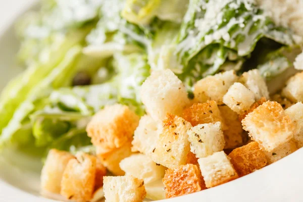 Caesar salade met brood en Parmezaanse kaas — Stockfoto