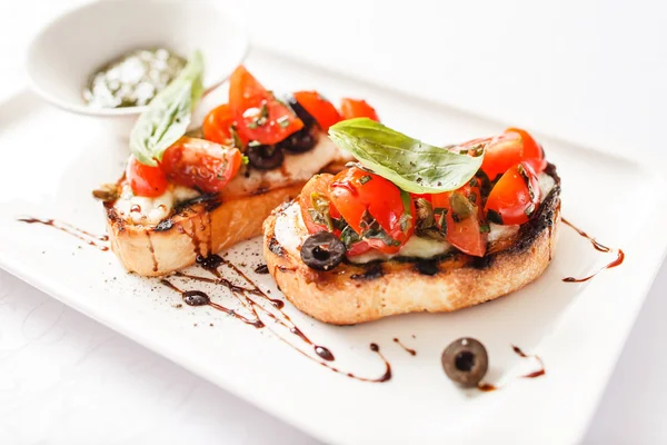 Bruschetta mit Tomate, Mozarella und Basilikum — Stockfoto