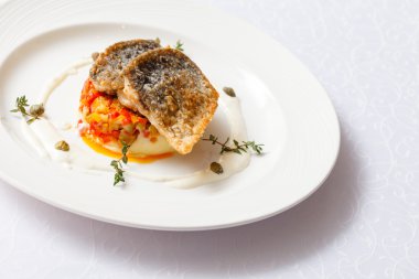 Fried sazan patates püresi ile