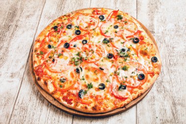 Çift pizza peyniri ve sebze ile