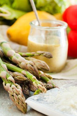 Yeşil kuşkonmaz sos ile